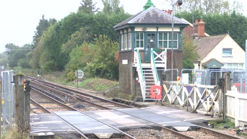 Network Rail apology over Plumpton level crossing closure - BBC News