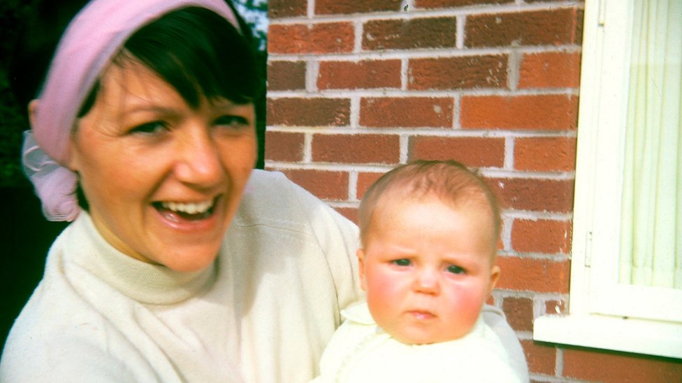 Bea Jones con Moira cuando era bebé.