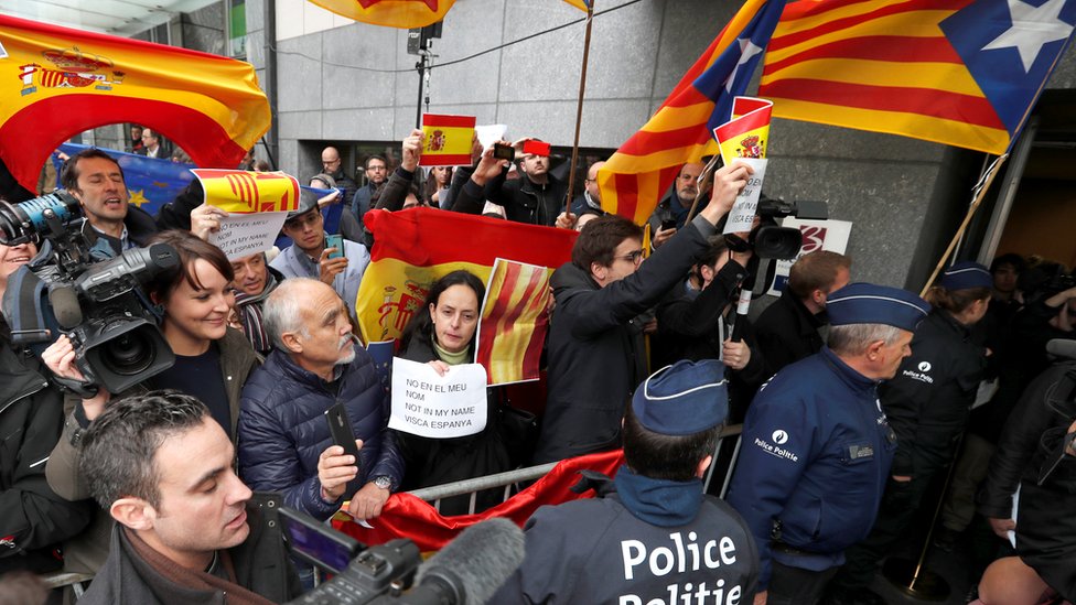 El expresidente catalán fue recibido en Bruselas con banderas españolas e independentistas catalanas. Manifestantes