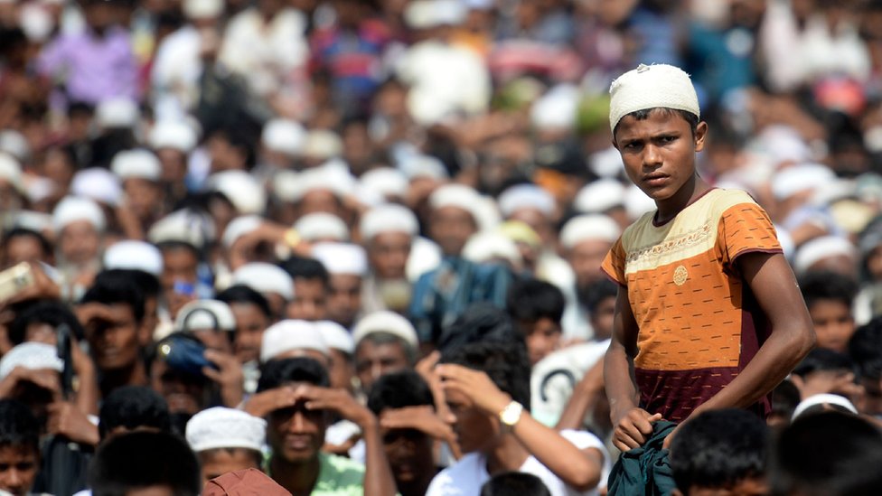 Puluhan ribu pengungsi Rohingya menggelar demonstrasi di dalam kamp pengungsi mereka di Bangladesh, Minggu (25/08), tepat dua tahun sejak mereka mengungsi di negara itu.
