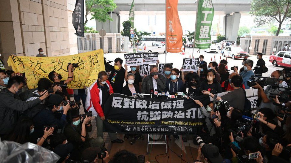 المشرّع السابق لي تشوك يان يتحدث إلى ناشطين مؤيدين للديمقراطية أمام المحكمة قبيل النطق بالحكم