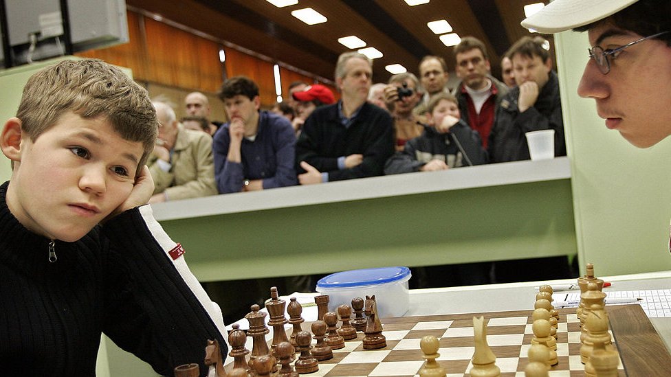 Magnus Carlsen, de 13 años, enfrentándose al ajedrecista costarricense Alejandro Ramírez en 2005.