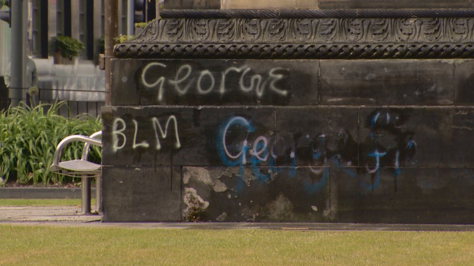 Граффити появилось на памятнике Мелвиллу после протеста Black Lives Matter, с надписью «BLM» и «George Floyd» на базе.