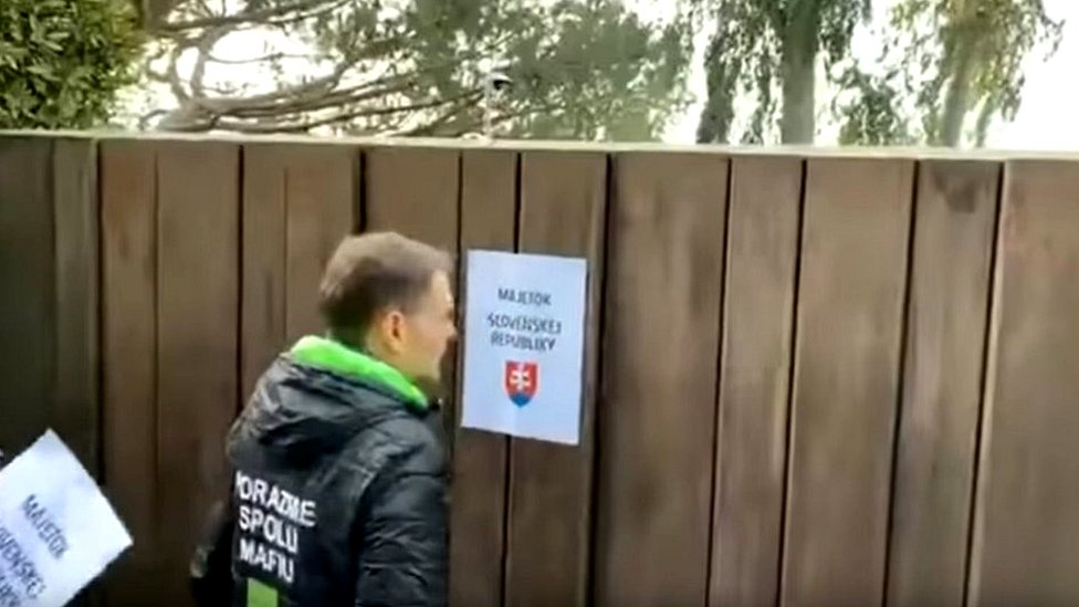 В январе Игорь Матович разместил видео у французской виллы, на котором он развешивает плакат с надписью: «Собственность Словацкой Республики»
