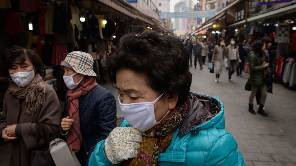 Una mujer mayor en las calles de Corea del Sur