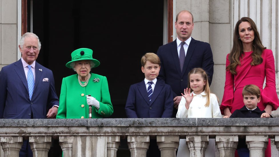 الأمير تشارلز والملكة إليزابيث الثانية