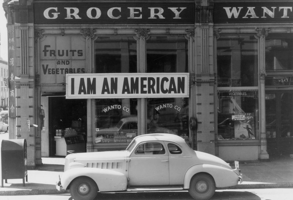 Un cartel que decía: 'SOY AMERICANO', en la tienda de comestibles Wanto Co en Oakland, California