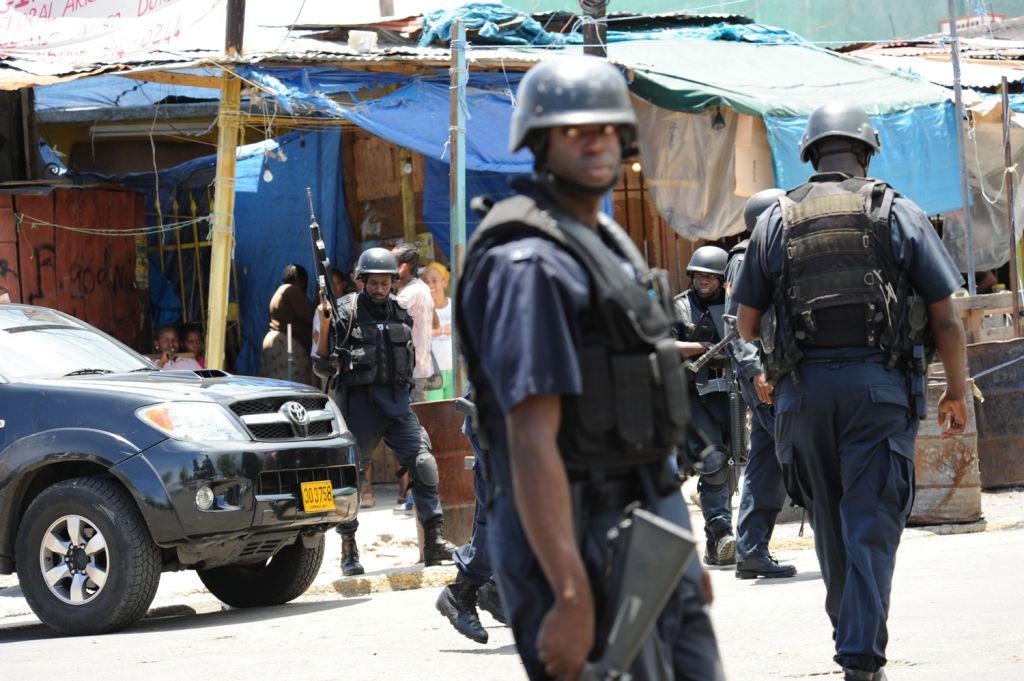 Policiais jamaicanos armados em rua da Jamaica