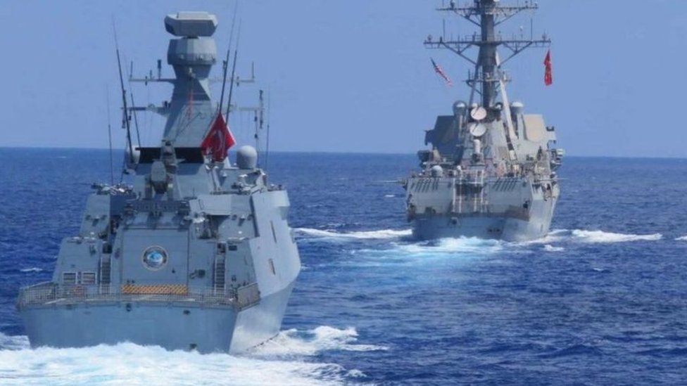 صورة أرشيفية لسفينتين حربيتين تركيتين