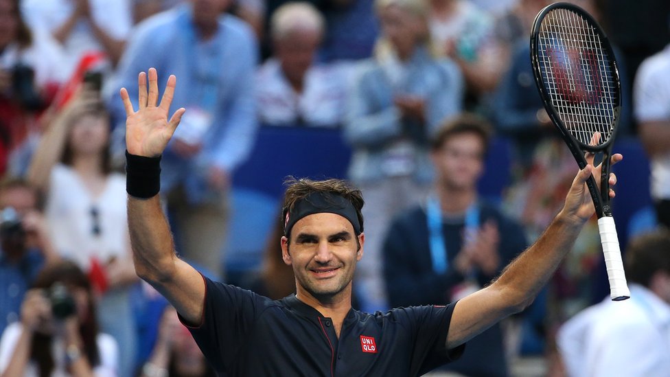 Roger Federer, tenista suizo, levantando los brazos tras una victoria