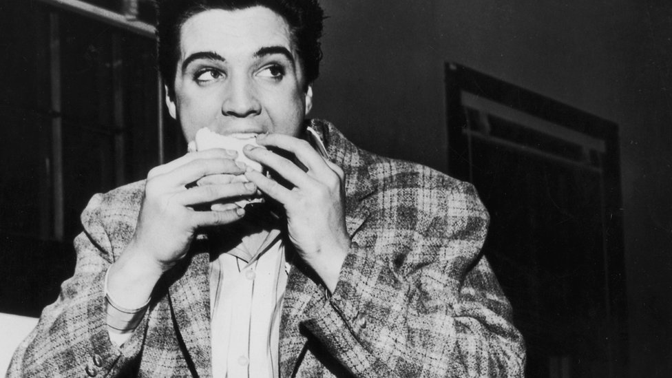 Elvis Presley comiendo sandwich