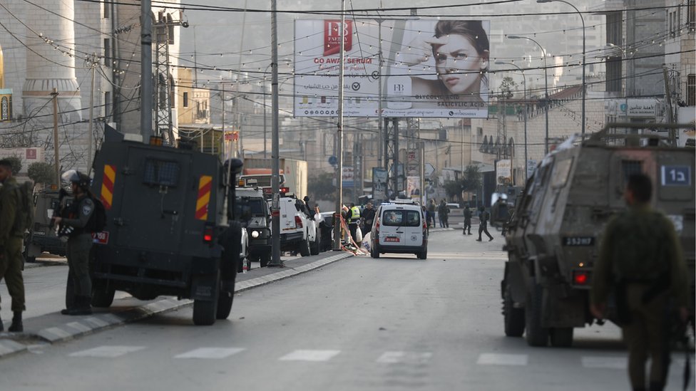 تشديد الإجراءات الأمنية بعد أن قتل فلسطيني مسلح إسرائيليين اثنين في الضفة الغربية المحتلة