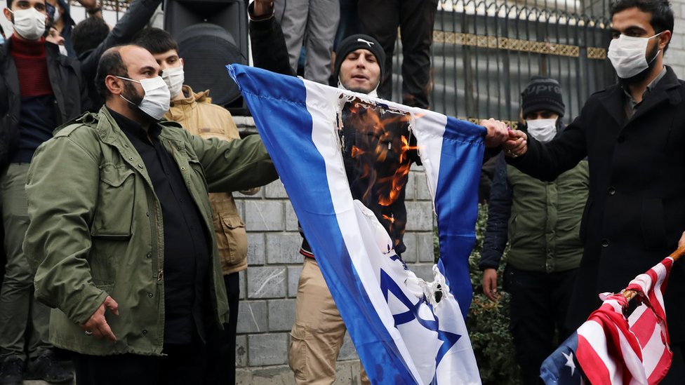 متظاهرون يحرقون علم إسرائيل