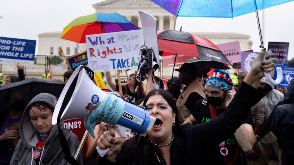 Activistas a favor y en contra del aborto se concentran frente a la Corte Suprema en Washington D.C.
