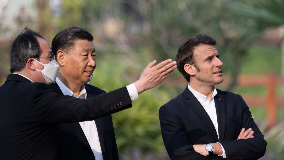 الرئيس الصيني شي جينبينغ والرئيس الفرنسي إيمانويل ماكرون يتحدثان أثناء زيارتهما لحديقة مقر إقامة حاكم قوانغدونغ، في 7 أبريل/ نيسان 2023، حيث عاش والد الرئيس الصيني شي جينبينغ، شي تشونغ شون.