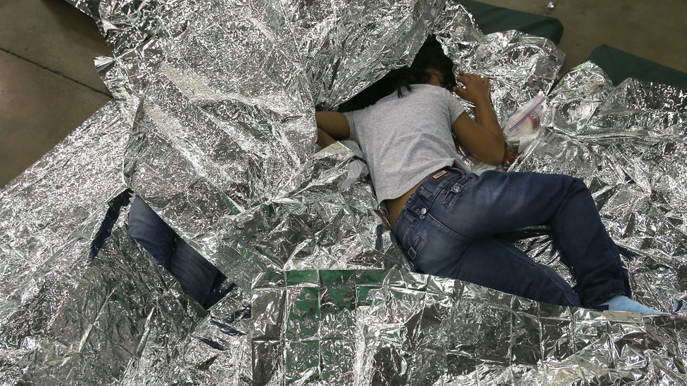 Una niña duerme encima de mantas isotermicas en un lugar de detencin de la Patrulla Fronteriza de EE.UU. en 2014.