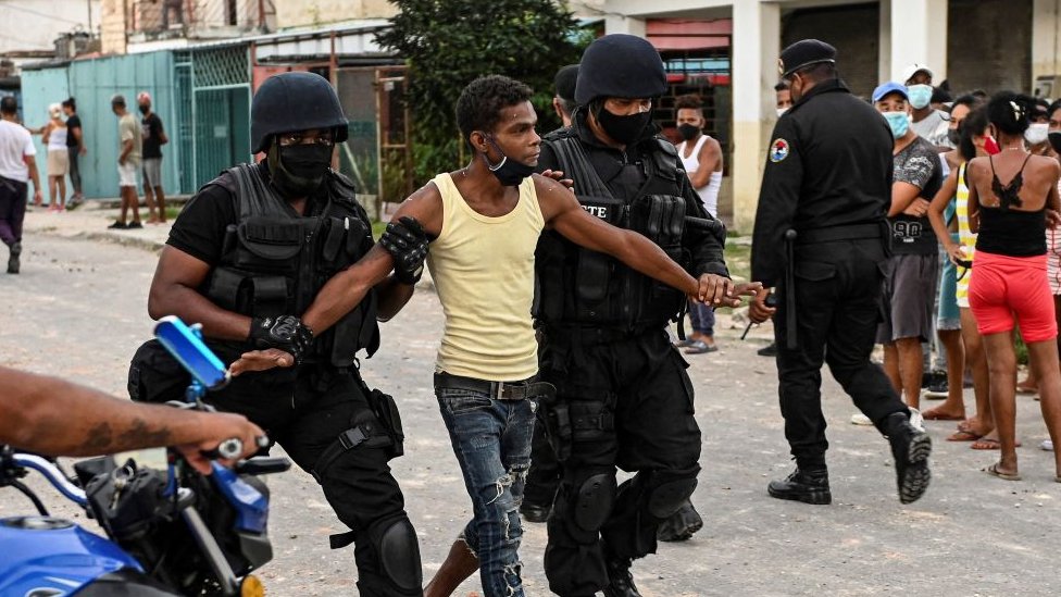 Afrocubano, detenido por la policía en Cuba.