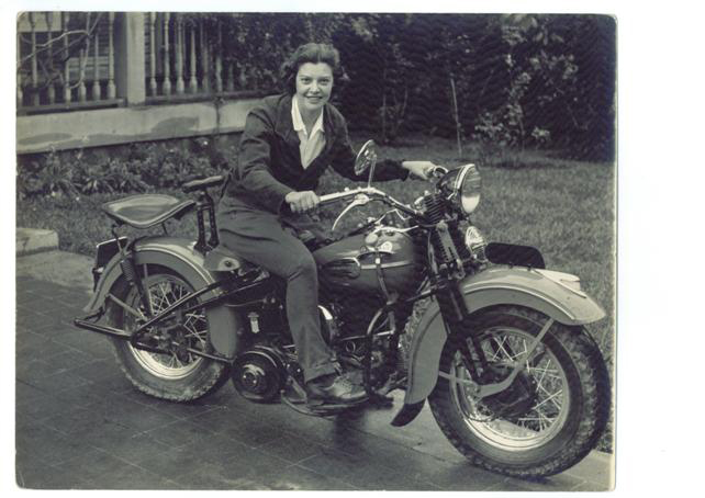 Henrietta en la motocicleta