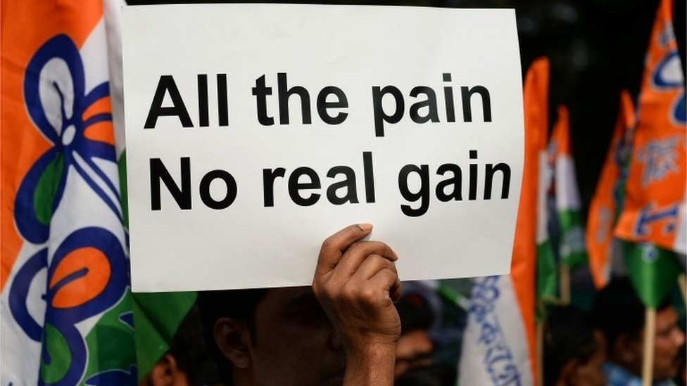 Индийская сторонница главного министра штата Западная Бенгалия и лидер оппозиционной партии Конгресса Тринамула (TMC) Мамата Банерджи держит плакат во время выступления во время акции протеста против демонетизации в Нью-Дели 23 ноября 201 г.