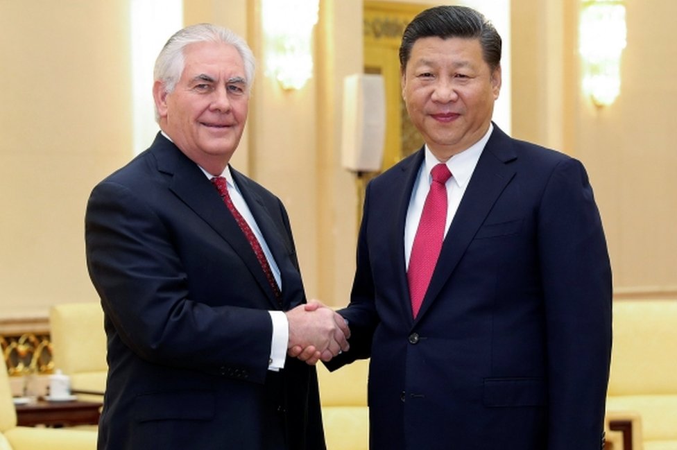 Президент Китая Си Цзиньпин (справа) пожимает руку государственному секретарю США Рексу Тиллерсону