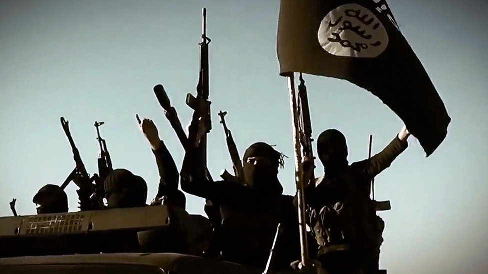 Кадр из пропагандистского видеоролика, выпущенного 17 марта 2014 года Исламским государством Ирака и Леванта (ИГИЛ, ИГИЛ, теперь ИГ). Аль-Фуркан Медиа показывает боевиков (боевиков), поднимающих оружие.