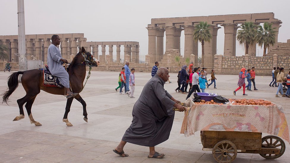 Lúxor, en la ribera del río Nilo, fue construida sobre las ruinas de la ciudad de Tebas, la capital del Imperio Nuevo de Antiguo Egipto y del IV nomo (distrito) de Alto Egipto. Lúxor