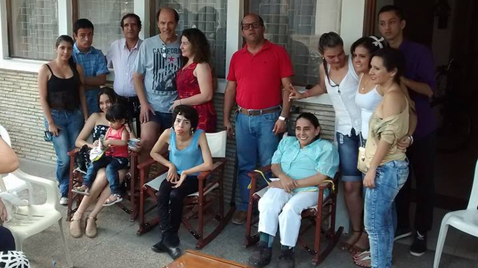 Julián Cabrera con varios miembros de la Fundación Sigamos Adelante