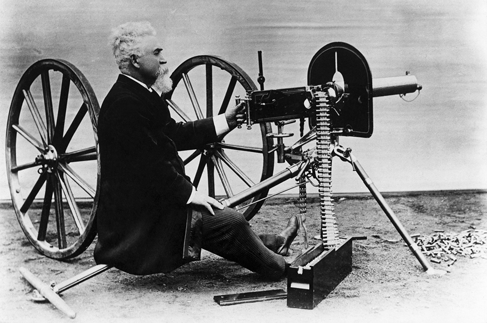 Hiram Stevens Maxim con su famosa ametralladora Maxim