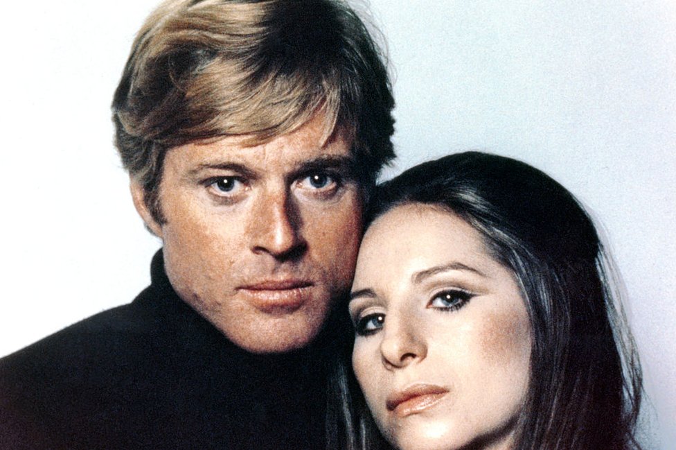Recuerdos, de cómo éramos, ¿será que todo era tan sencillo entonces o habrá el tiempo reescrito cada línea? Robert Redford y Barbra Streisand en "Tal como éramos" o "Nuestros años felices": The way we were.