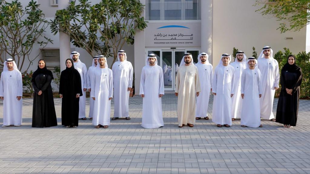 المستكشف راشد: جدل عبر منصات التواصل بعد فشل أول مهمة عربية على سطح القمر 2 حاكم دبي محمد بن راشد مع فريق مركز محمد بن راشد للفضاء