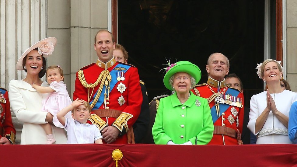 伊麗莎白二世女王在倫敦市中心白金漢宮的陽台上，與包括劍橋公爵和公爵夫人在內的王室成員一起，參加了作為女王生日慶祝活動一部分的閲兵儀式。