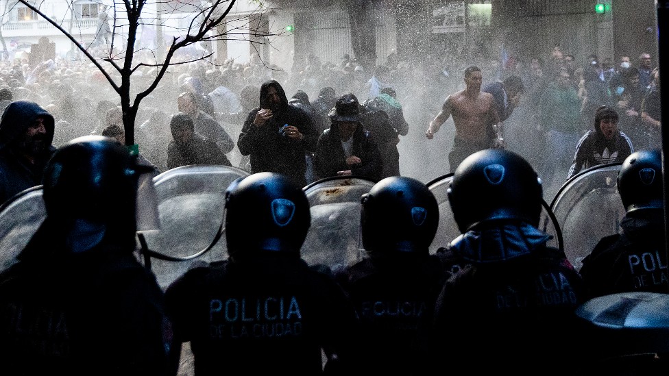 Manifestantes kirchneristas y peronistas enfrentados a la policía