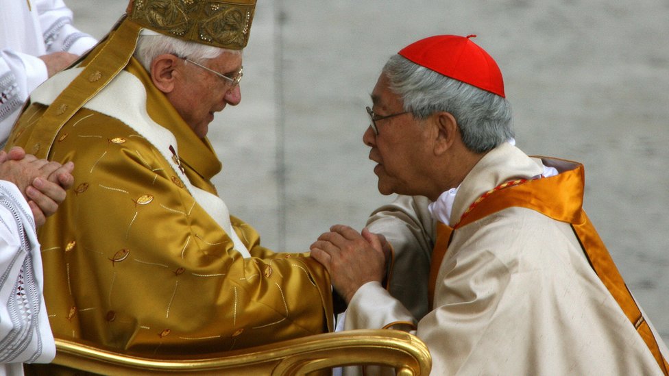 梵蒂岡聖伯多祿廣場上陳日君樞機（右）接受教宗本篤十六世（左）頒發樞機指環（20/3/2006）