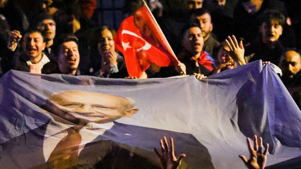 أنصار كمال كليجدار أوغلو يحتشدون خارج مقر حزب الشعب الجمهوري ليلة الانتخابات في أنقرة.