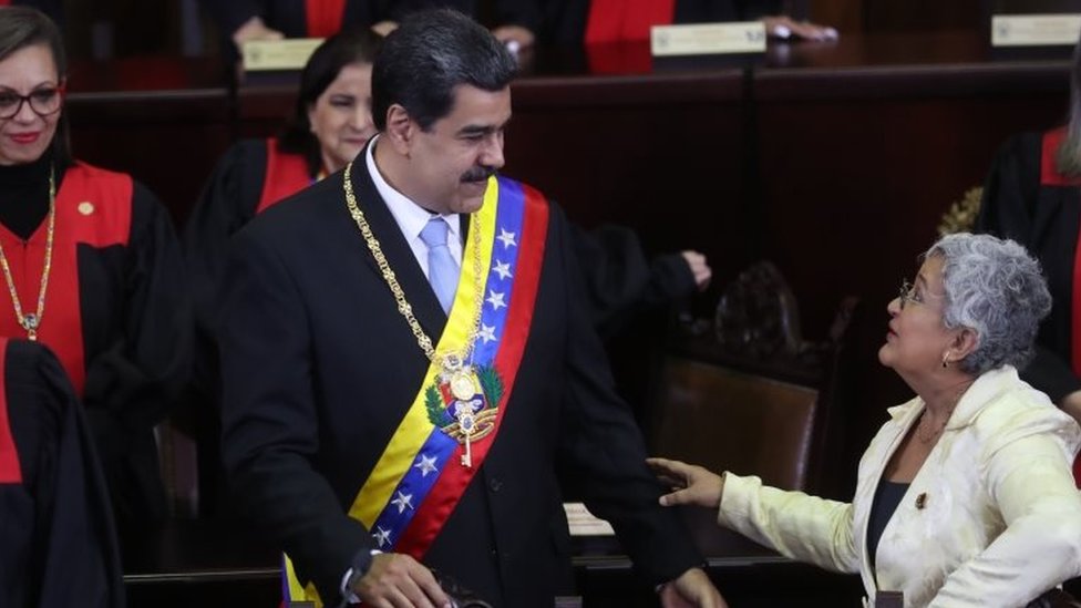 Президент Венесуэлы Николас Мадуро приветствует Тибисая Лусена во время церемонии в Каракасе, Венесуэла, 31 января 202 г.