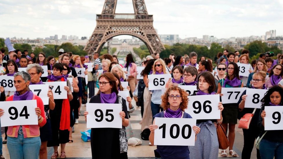 Fransa'da bu yıl işlenen 101 kadın cinayetine dikkat çekmek için kadınlar Eiffel Kulesi altında toplandı.
