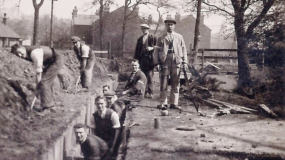 Группа людей уводит под землю Гэллоуз Брук в 1919 году