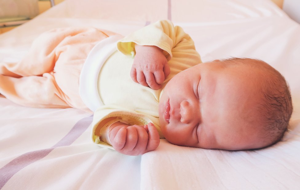 Kenny Shulman, una partera en Estados Unidos, asegura que las cuclillas es la mejor postura para parir. Un bebé