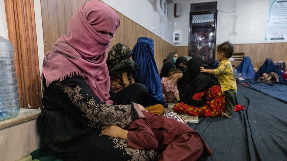 Mujeres con niños en una mezquita en Kabul.