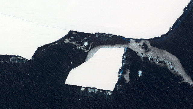 A68a: World's biggest iceberg is fraying at the edges