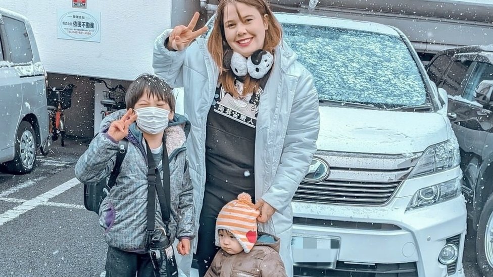 Paloma Arakaki e os filhos, Isac de 8 anos e Kouji de 2 anos