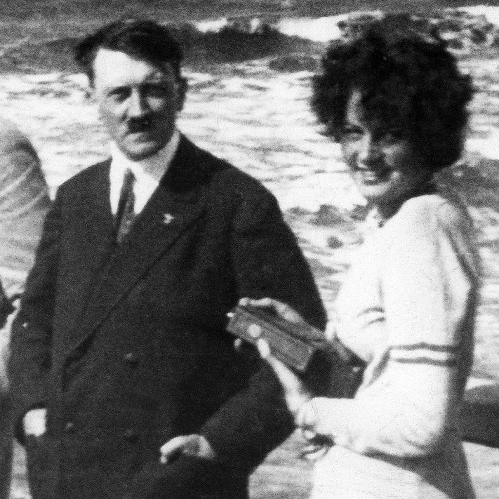 Adolfo Hitler y Geli Raubal en el mar