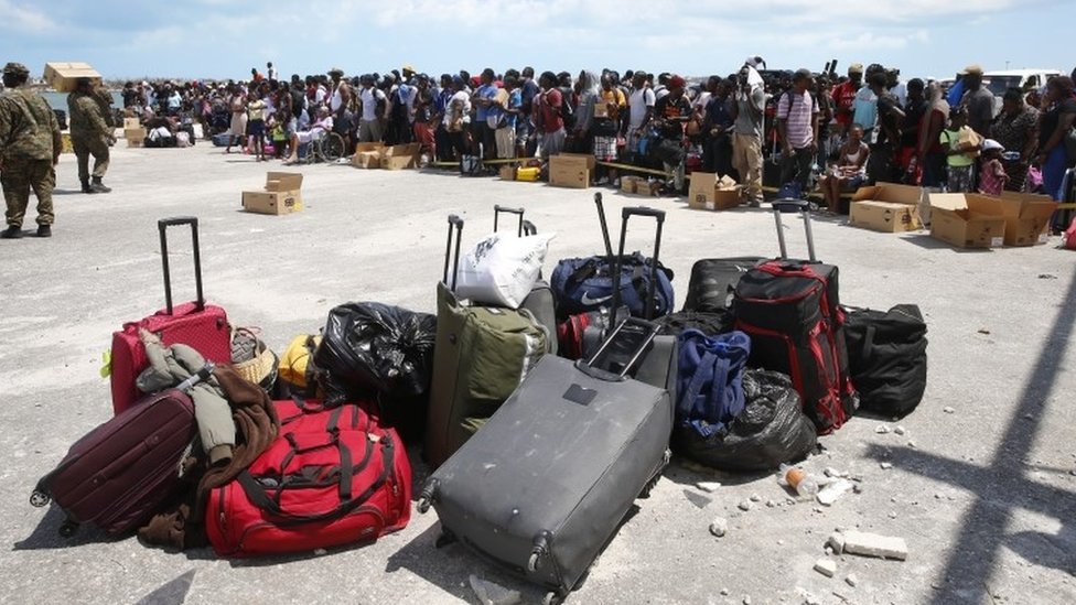 Выжившие после урагана «Дориан» ждут эвакуации на частных лодках в порту Марш-Харбор на острове Гранд-Абако