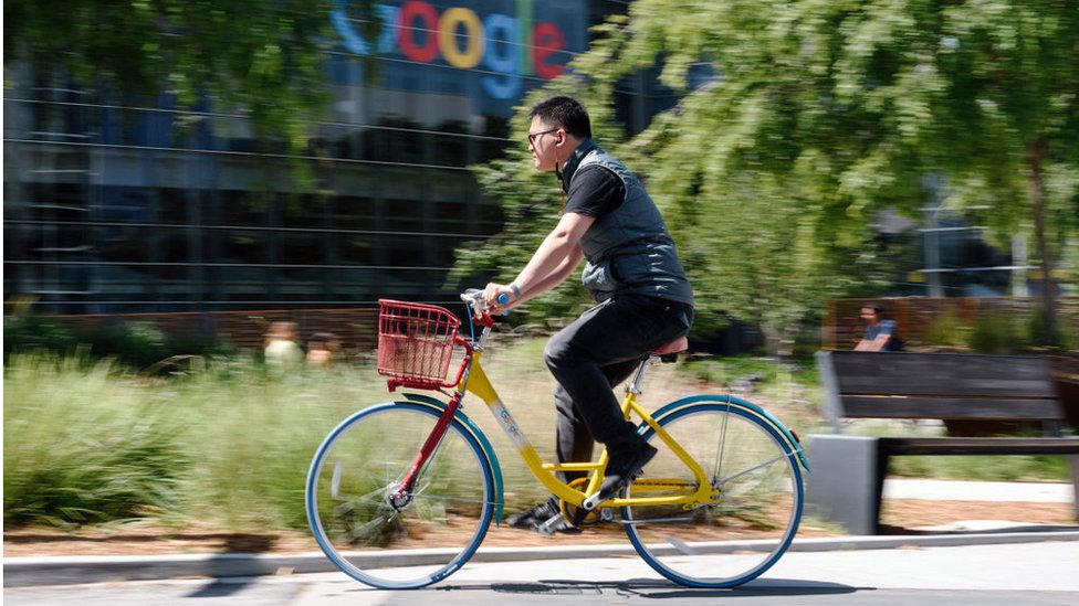 Funcionário do Google andando de bicicleta