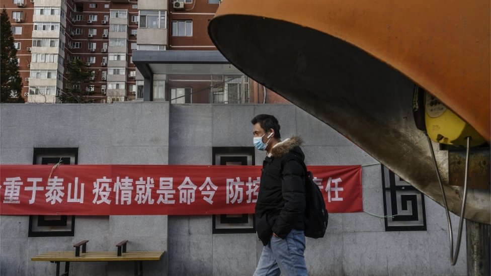 Мужчина в маске в Пекине