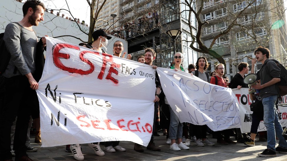 學生示威者認為，法國總統馬克龍建議的改革會減少可供大學生選擇的科目。