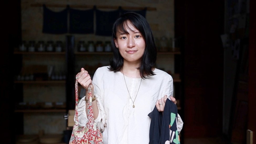 Thao Hoang dengan dua tas yang bisa dipakai berulang kali.