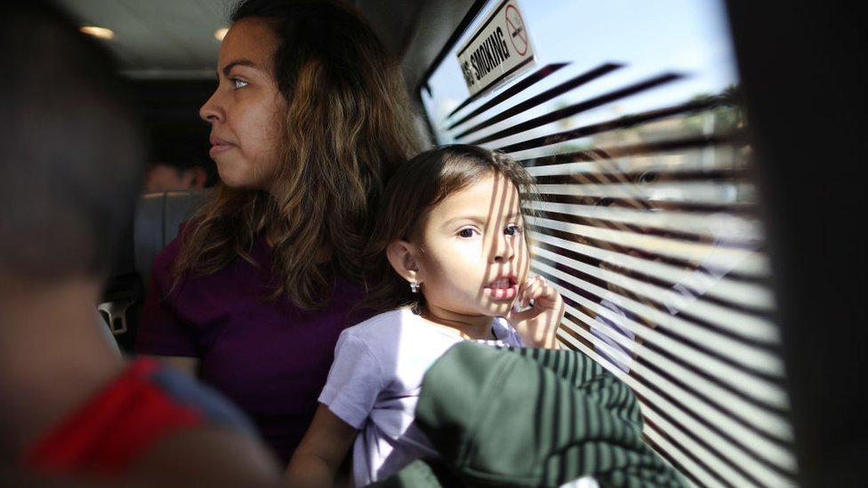 Una madre y su hija hondureña tratando de entrar a Estados Unidos.