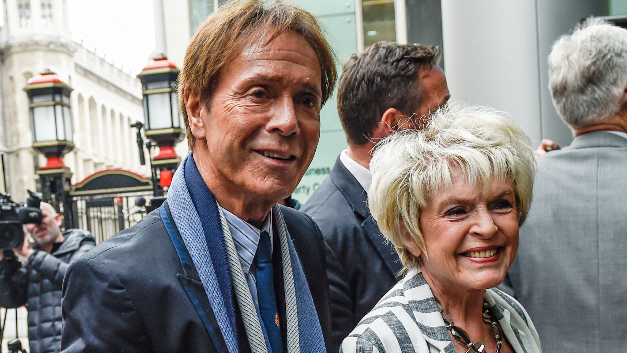 Cliff Richard felt violated by BBC - Gloria Hunniford - BBC News