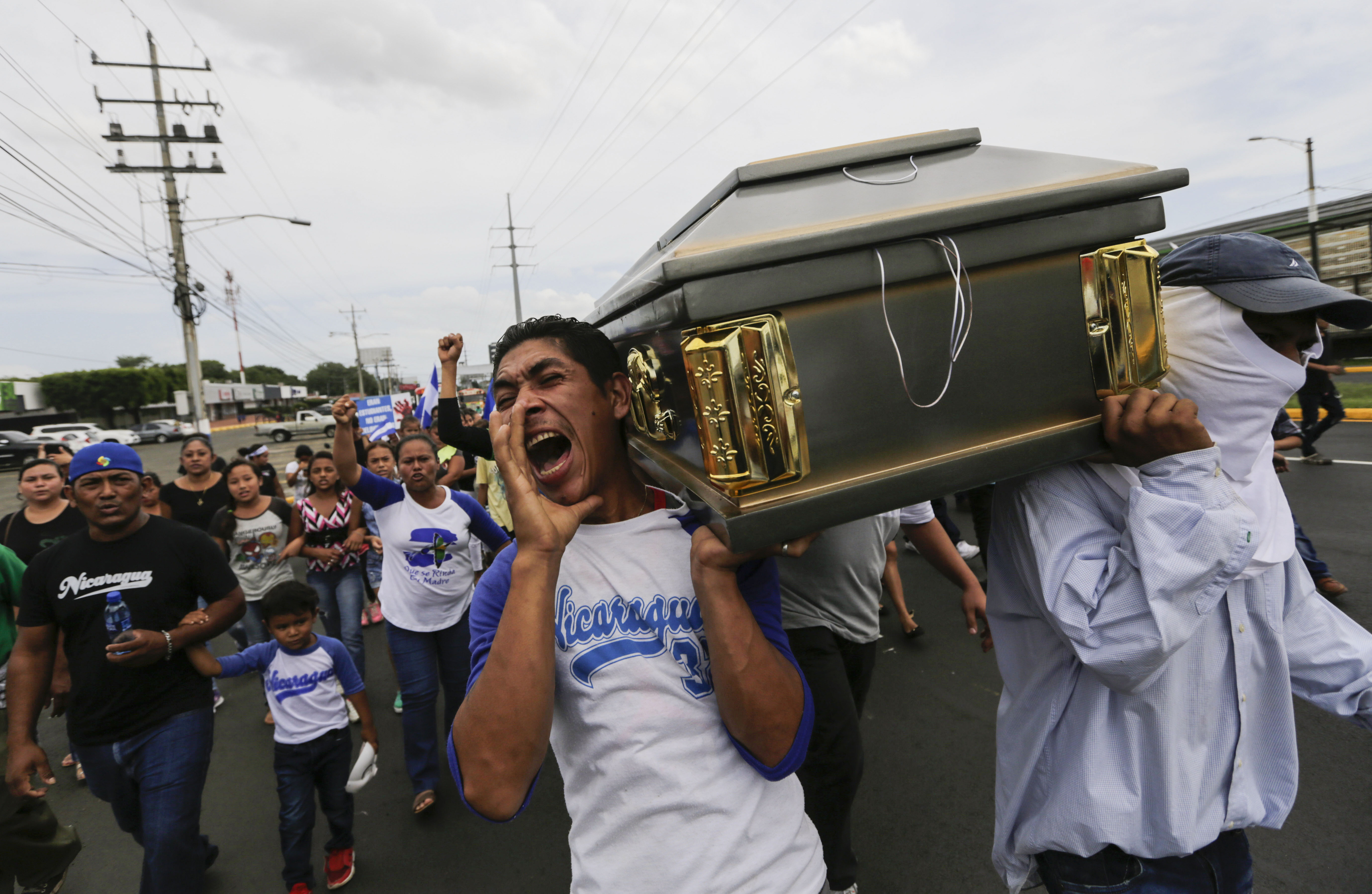 Amigos y familiares transportan el féretro de Gerald Velázquez